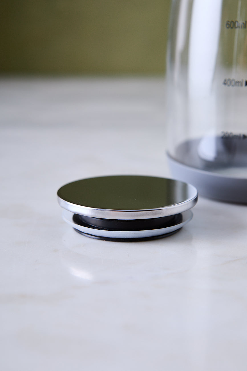 ACEITERA DE VIDRIO MEDIDORA TAPA DE ACERO 1L