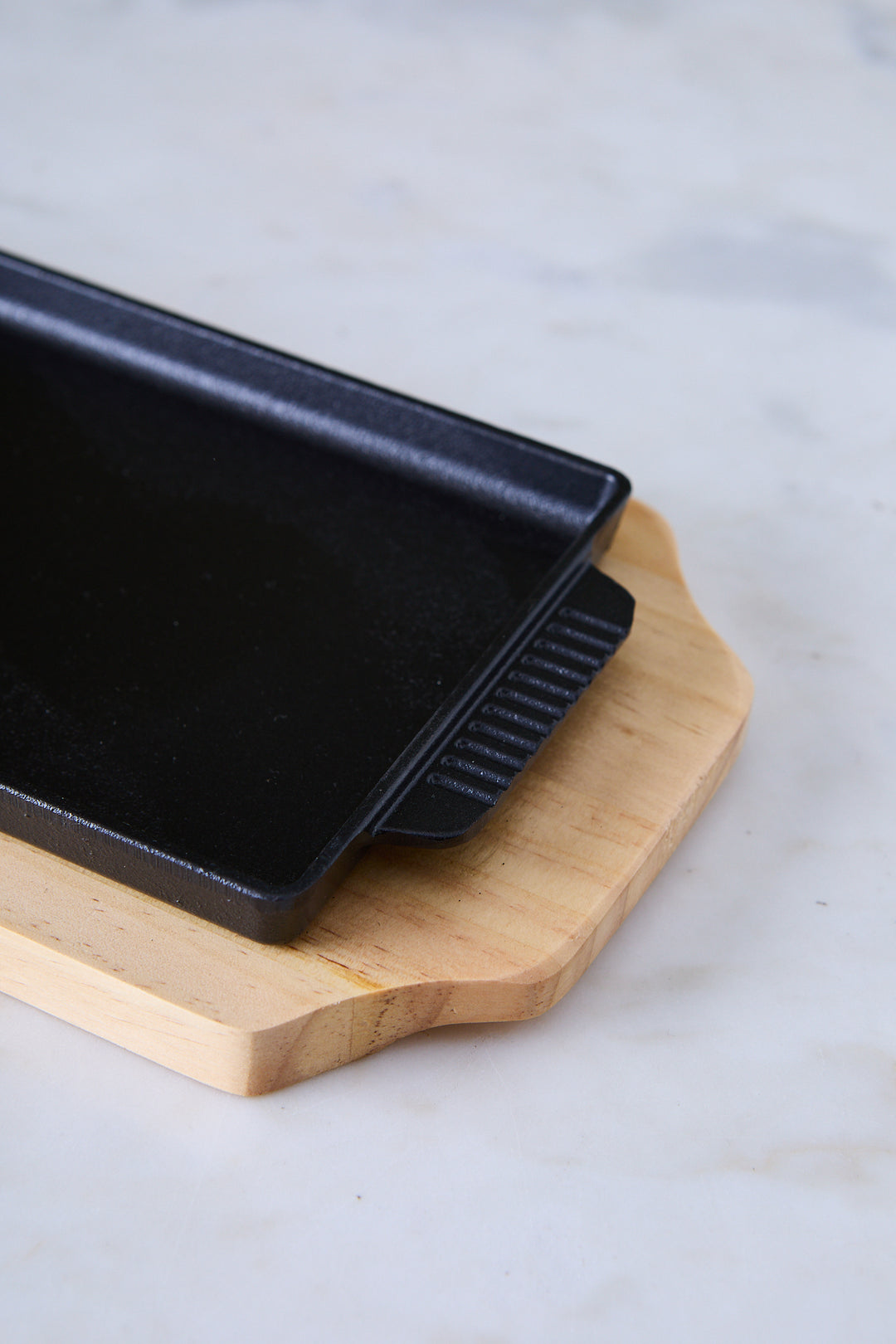 PLATO RECTANGULAR DE HIERRO CON BANDEJA 21CM