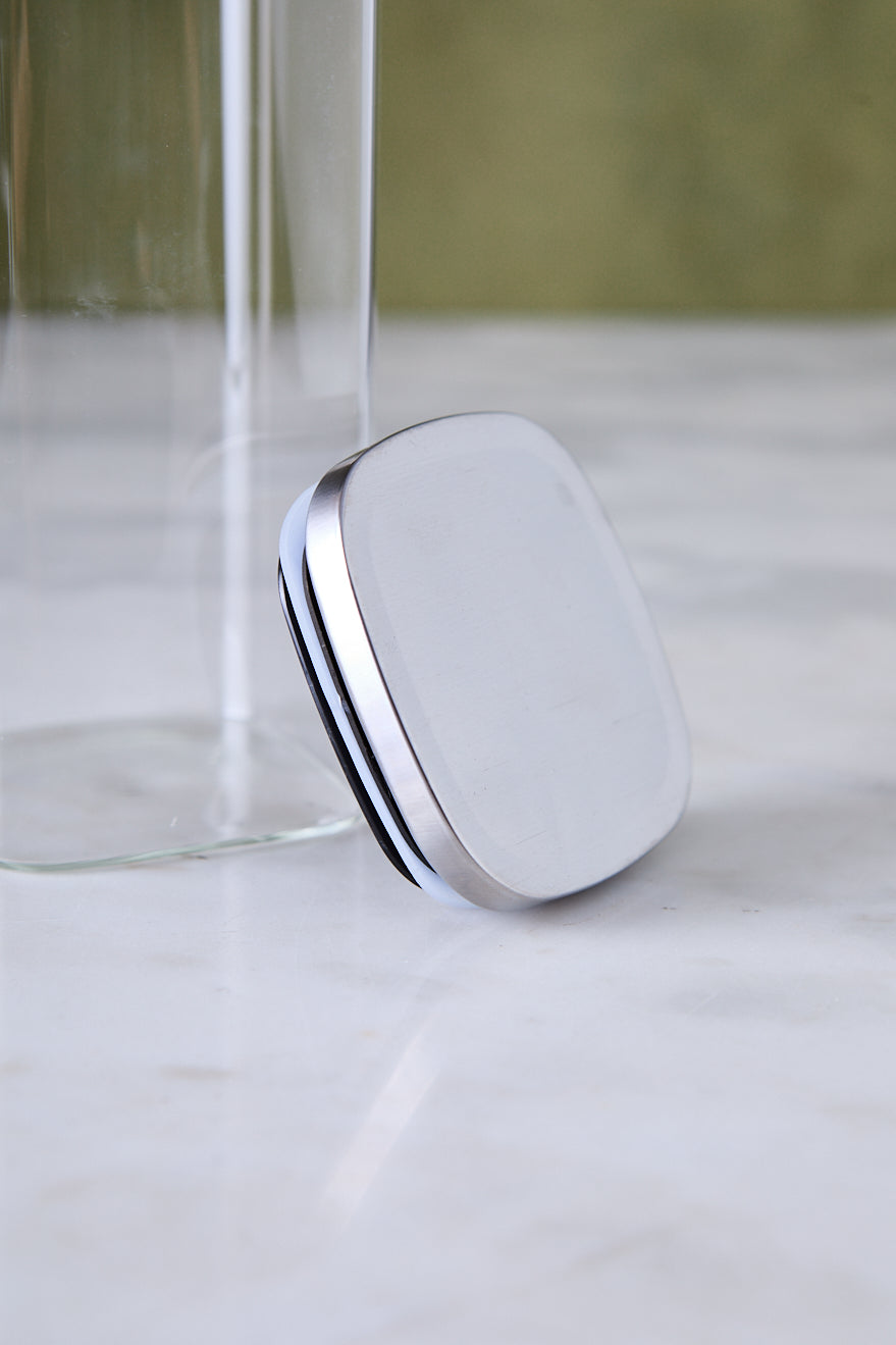 JARRA CUADRADA DE VIDRIO TAPA DE ACERO 1 L