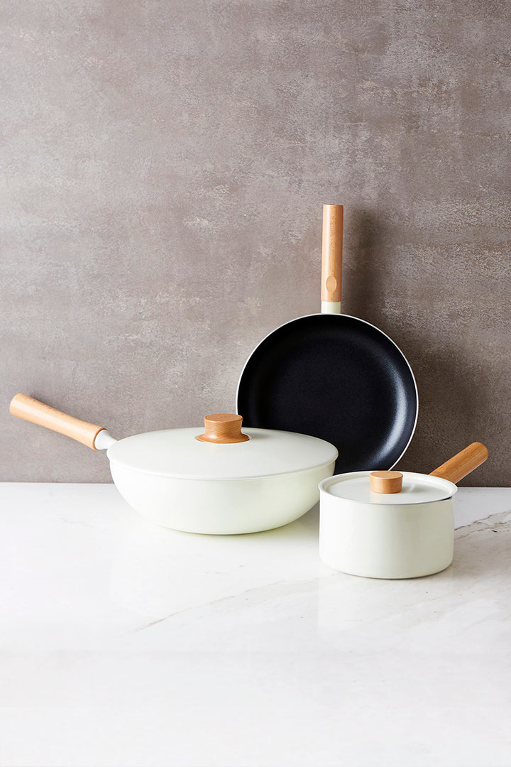 BATERIA DE COCINA CREMA CON MANGO MADERA x 3